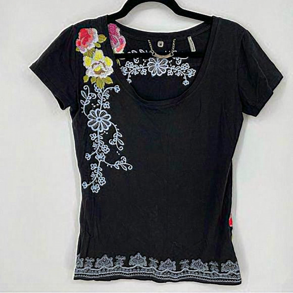 Bella Carra Embroidered floral black T-Shirt. Size‎ M scoop neck